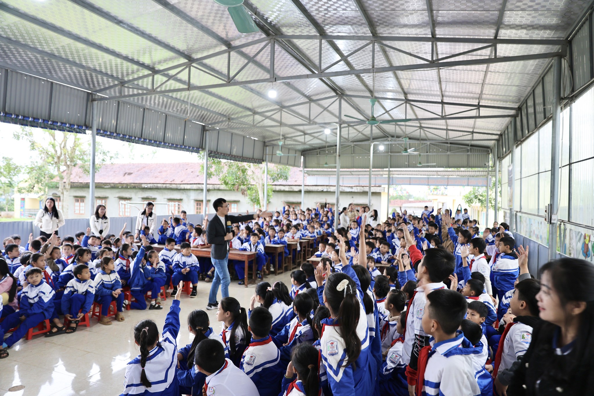 426 học sinh Trường Tiểu học Nghĩa Lợi háo hức khám phá bài học về giới và bình đẳng giới